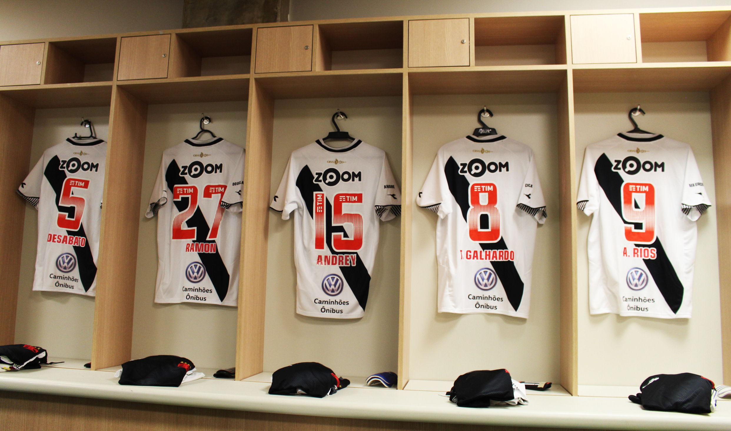 Camisas do Vasco com a marca do Zoom
