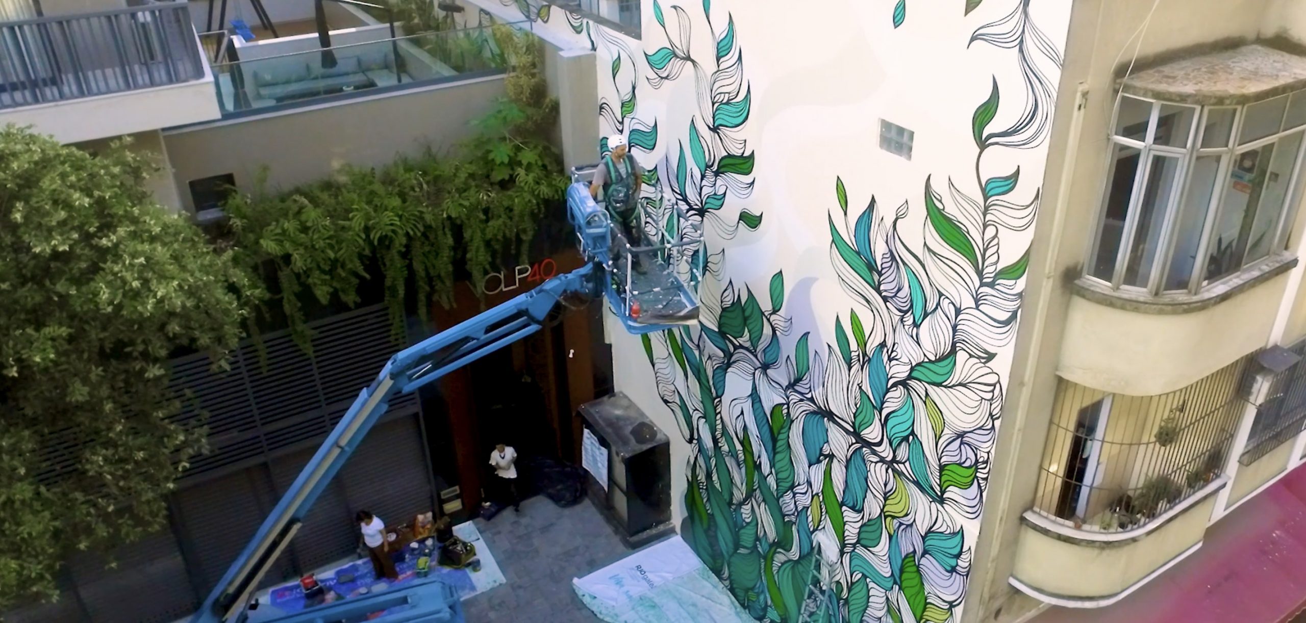 Bruno Big pintando mega painel para a Tegra