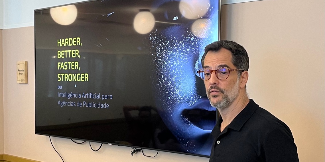 Eduardo Grandelle apresentando a palestra sobre o uso da inteligência artificial para agências de publicidade.
